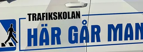 Logotypen Här Går Man på skolbilens sida