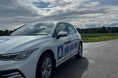 Skolbil på väg utanför Örebro