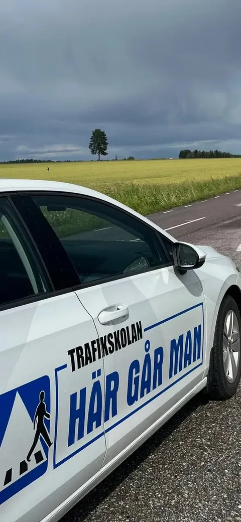 Skolbil på landsväg utanför Örebro